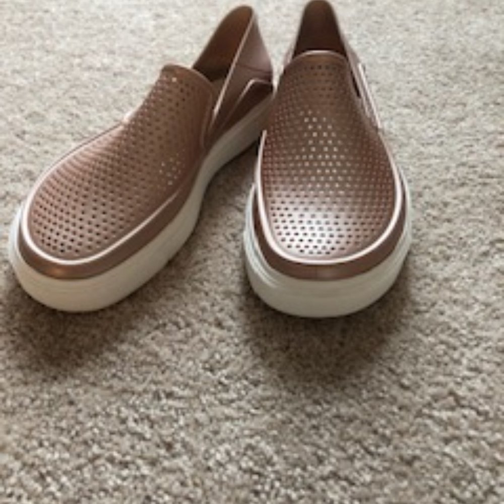 Croc water shoes in blush pink- size 6